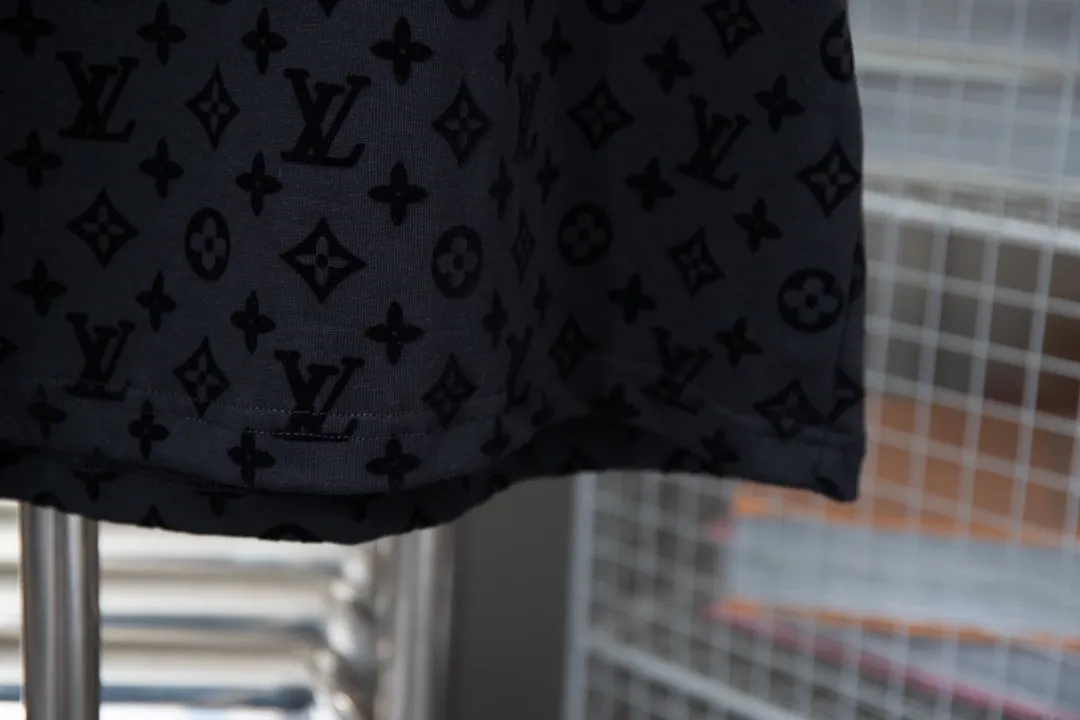 🅿️180 high quality LV Louis 25 spring and summer latest style full logo flocking short sleeves same style for men and women ready for sale Made of 80-count double-ply combed long-staple cotton, double-faucet large jacquard machine, very very three-dimensional jacquard structure 👌🏻97% long-staple cotton, mixed with 3% core-spun spandex, the production time is very long, a rare item 💯 It is the most beautiful scenery in this summer if you wear it inside or outside! S M L XL